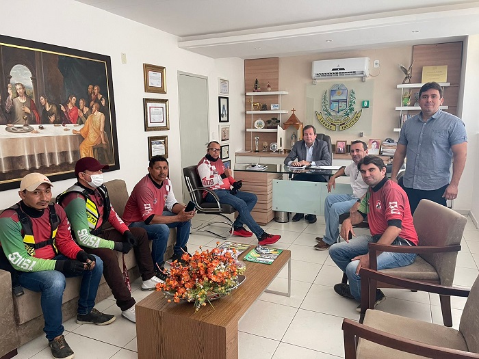 Em reunião, prefeito Fábio Tyrone anuncia investimentos que beneficiam os mototaxistas de Sousa 